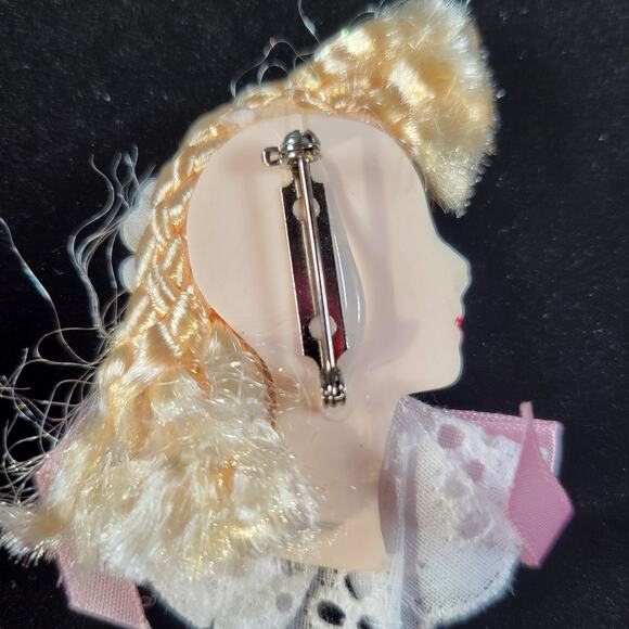 Glamour Lady Head Brooch Face With White Lace and Pink Ribbon 1980's Gift Box - Picture 2 of 9